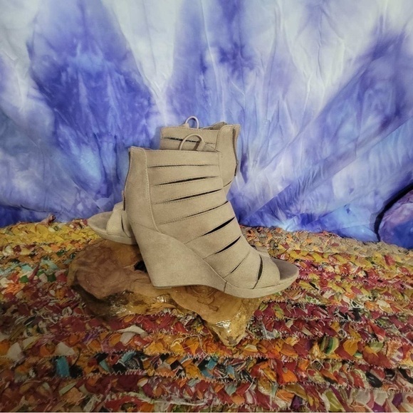 Charming Charlie Tan Peep Toe Wedge Shoes Size 9M - Picture 12 of 13